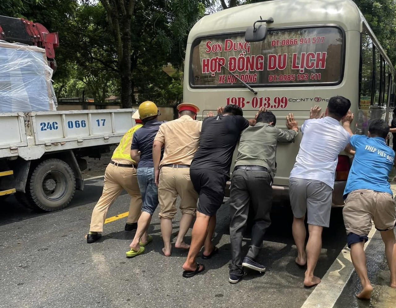 Những hình ảnh đẹp của lực lượng công an tỉnh Lào Cai giúp dân ngày mưa lũ