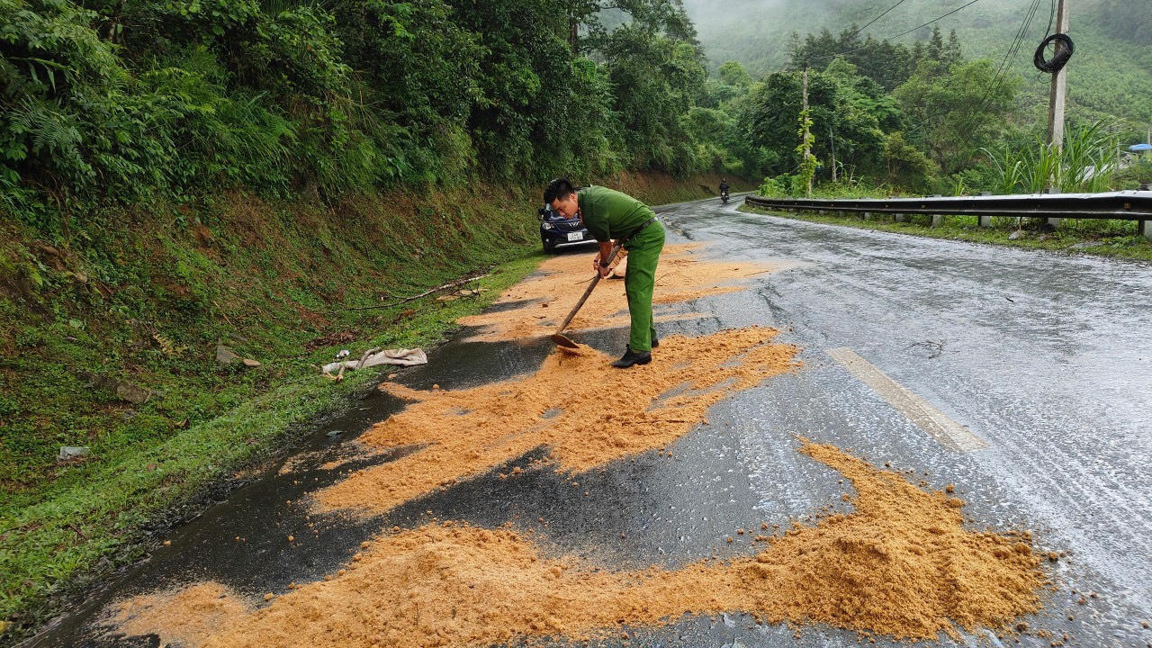 Những hình ảnh đẹp của lực lượng công an tỉnh Lào Cai giúp dân ngày mưa lũ