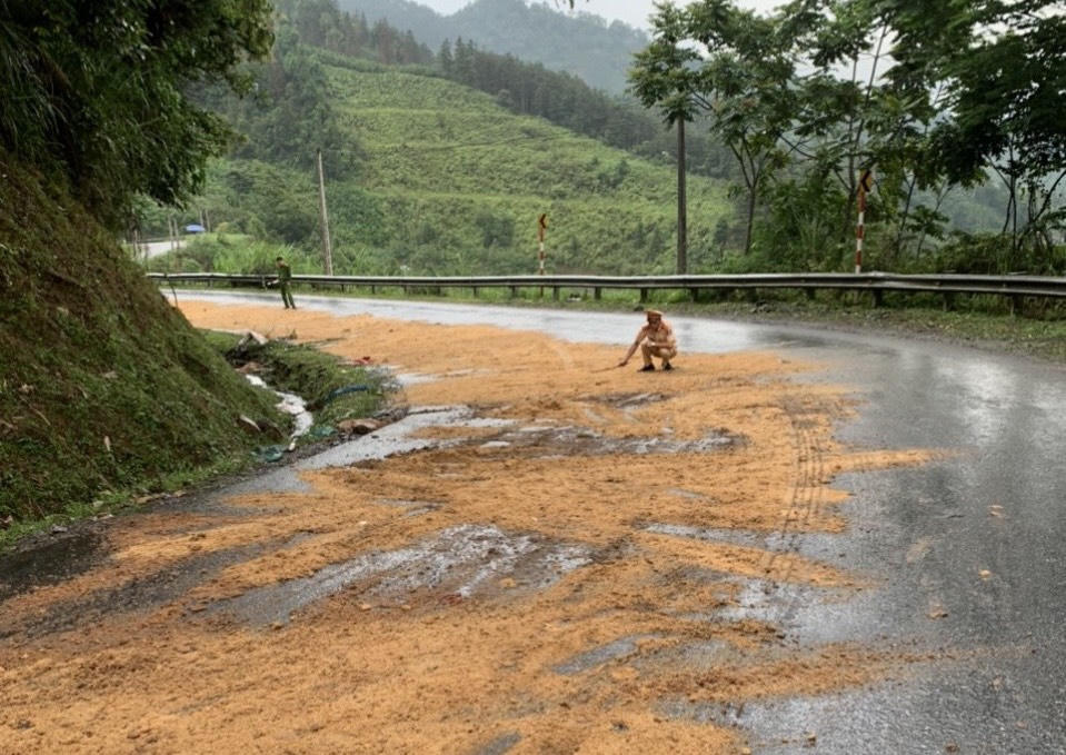 Những hình ảnh đẹp của lực lượng công an tỉnh Lào Cai giúp dân ngày mưa lũ