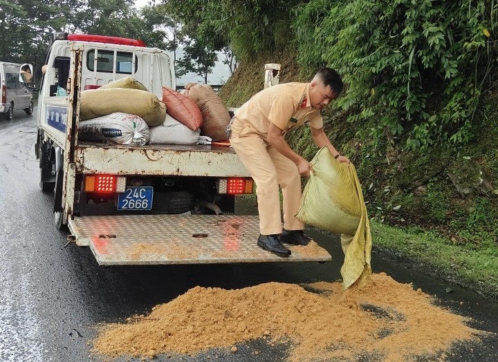 Những hình ảnh đẹp của lực lượng công an tỉnh Lào Cai giúp dân ngày mưa lũ