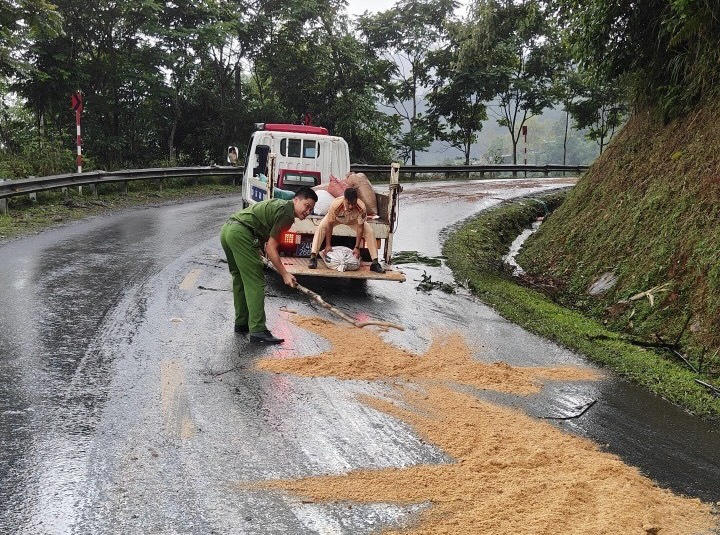 Những hình ảnh đẹp của lực lượng công an tỉnh Lào Cai giúp dân ngày mưa lũ