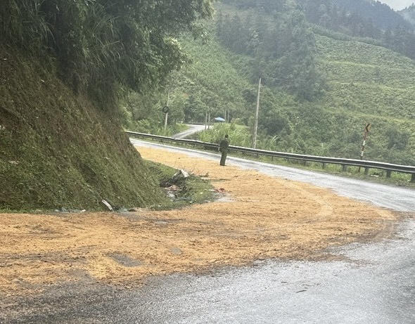 Những hình ảnh đẹp của lực lượng công an tỉnh Lào Cai giúp dân ngày mưa lũ