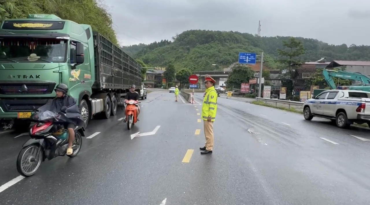 Những hình ảnh đẹp của lực lượng công an tỉnh Lào Cai giúp dân ngày mưa lũ