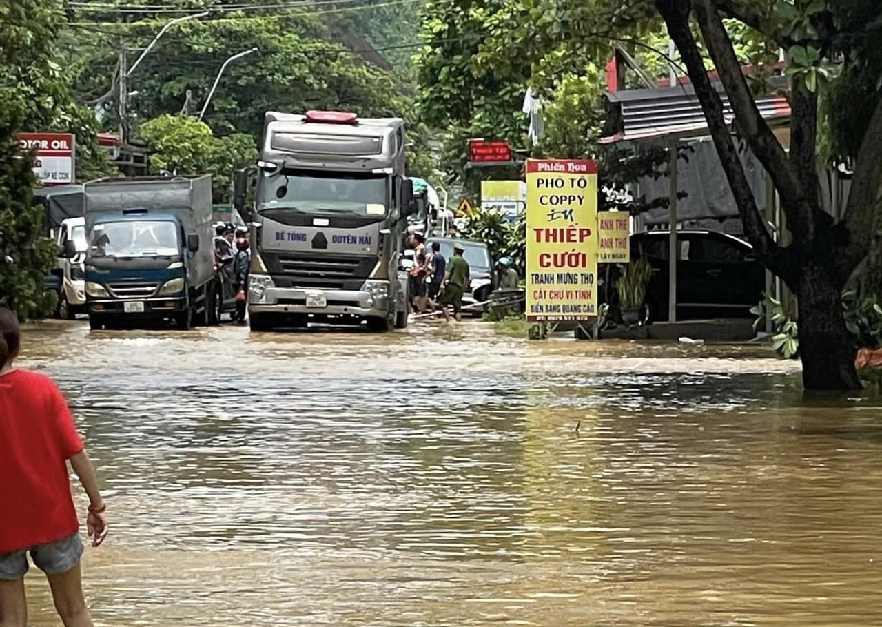 Những hình ảnh đẹp của lực lượng công an tỉnh Lào Cai giúp dân ngày mưa lũ