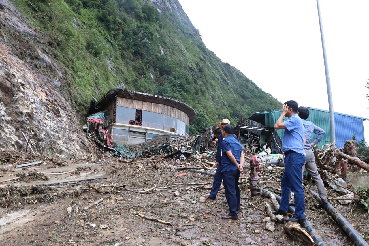 Mưa lớn gây sạt lở đường lên nhà chờ khách khu du lịch Cầu kính Rồng mây
