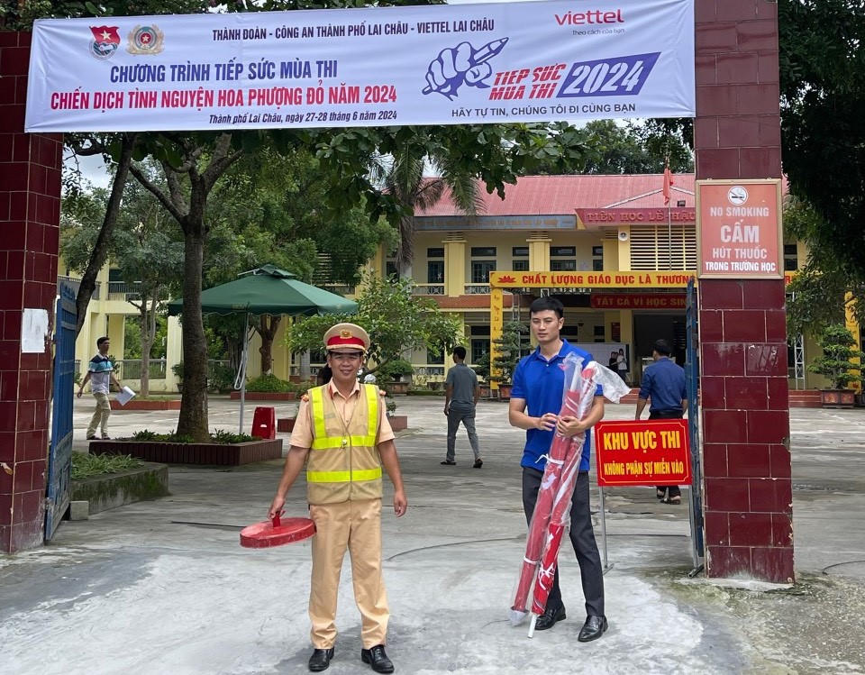 Công an Lai Châu dùng xe đặc chủng kịp thời đưa 4 thí sinh đến điểm thi