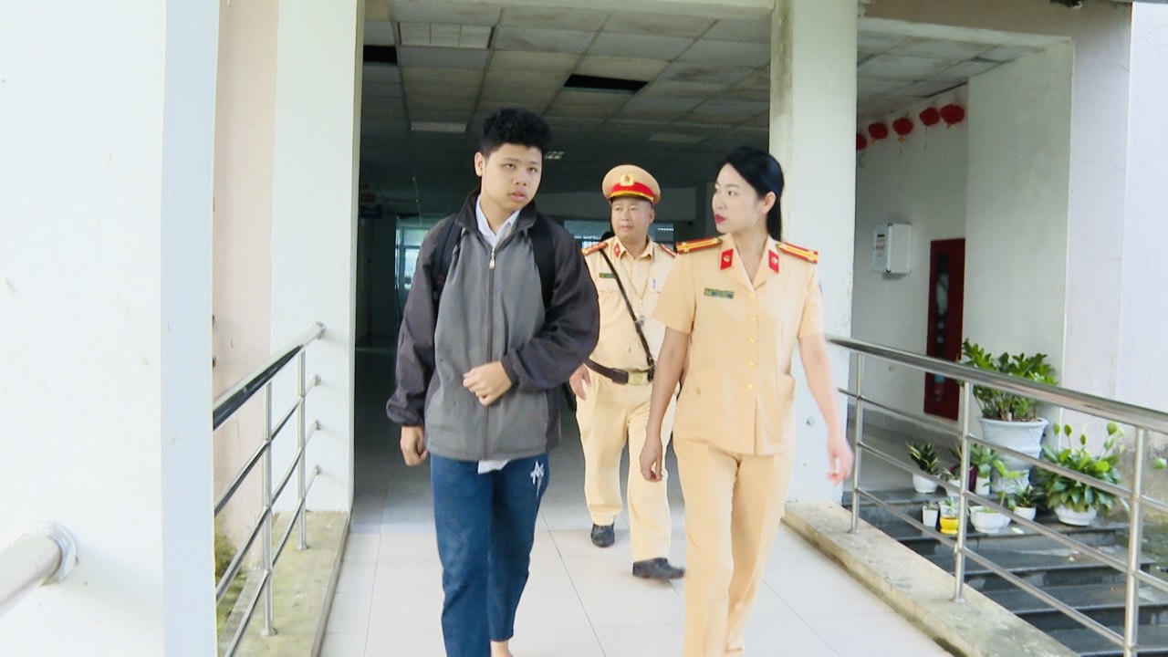 Công an Lai Châu dùng xe đặc chủng kịp thời đưa 4 thí sinh đến điểm thi