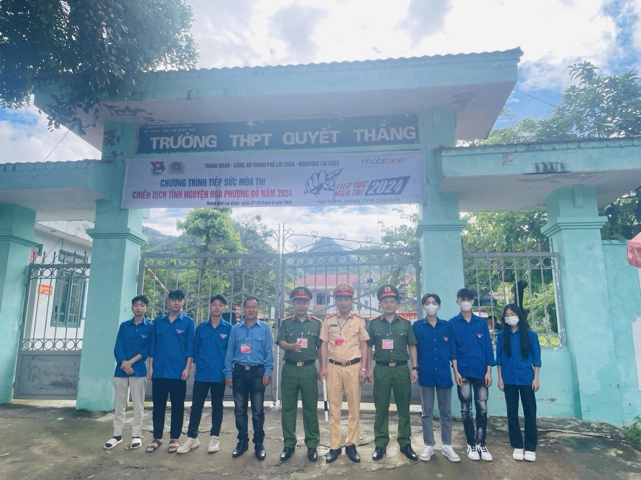 Công an Lai Châu dùng xe đặc chủng kịp thời đưa 4 thí sinh đến điểm thi