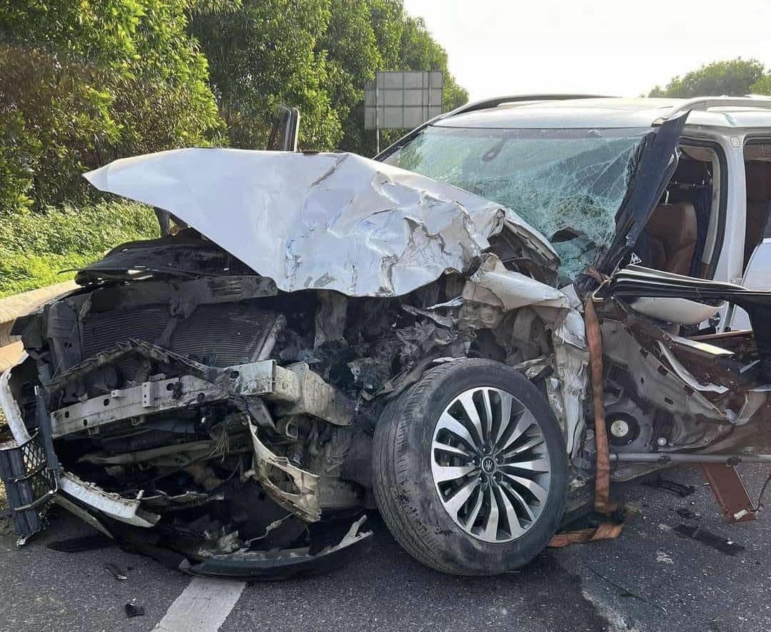 Tai nạn chết người trên cao tốc Nội Bài - Lào Cai, tắc đường cả hai chiều 