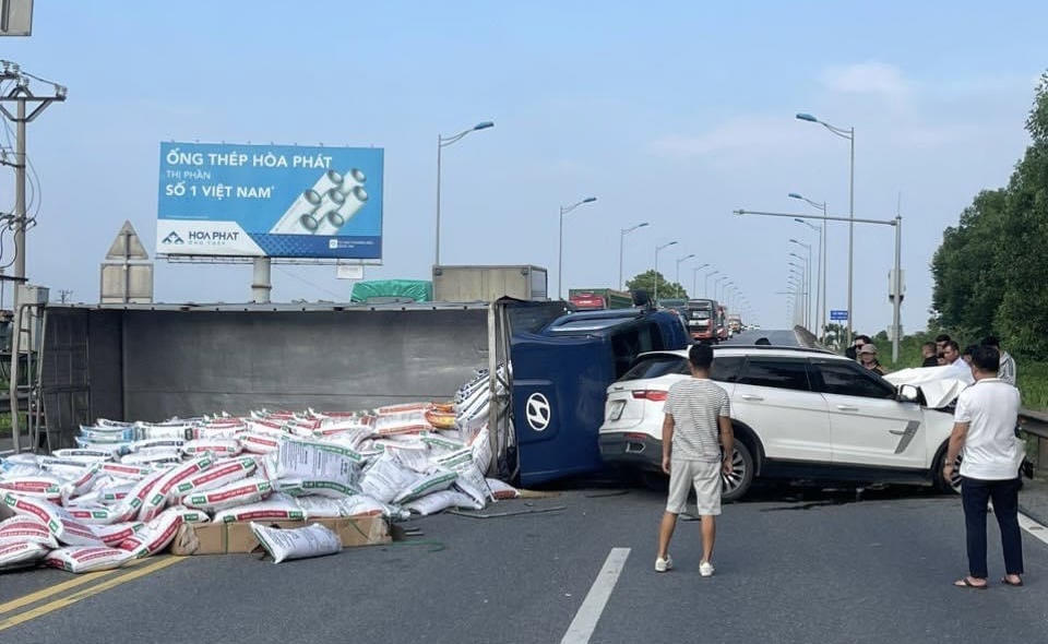 Tai nạn chết người trên cao tốc Nội Bài - Lào Cai, tắc đường cả hai chiều 