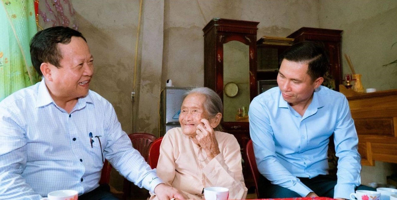 Lãnh đạo tỉnh Lào Cai thăm, tặng quà gia đình người có công tại huyện Mường Khương