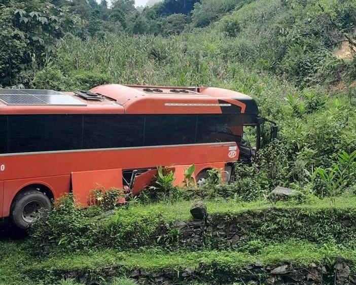 Xe chở 38 khách mất phanh đâm vào taluy dương biến dạng