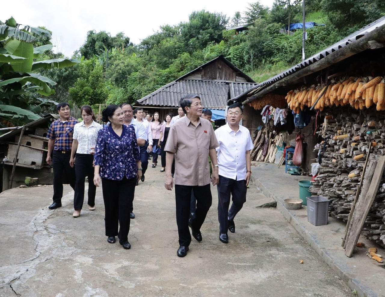 Phó Chủ tịch Quốc hội Nguyễn Đức Hải thăm và tặng quà các thương binh, gia đình liệt sĩ ở Lai Châu