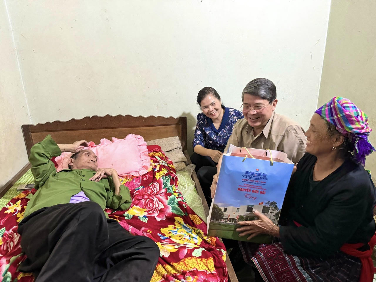 Phó Chủ tịch Quốc hội Nguyễn Đức Hải thăm và tặng quà các thương binh, gia đình liệt sĩ ở Lai Châu