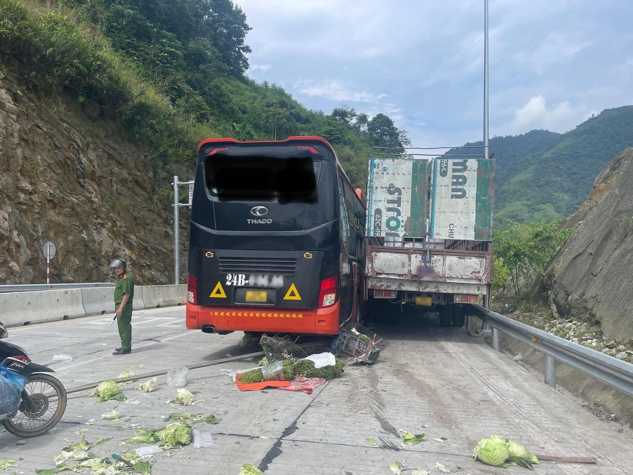 Tai nạn giao thông liên hoàn tại khu vực trạm thu phí Cầu Móng Sến thị xã Sa Pa