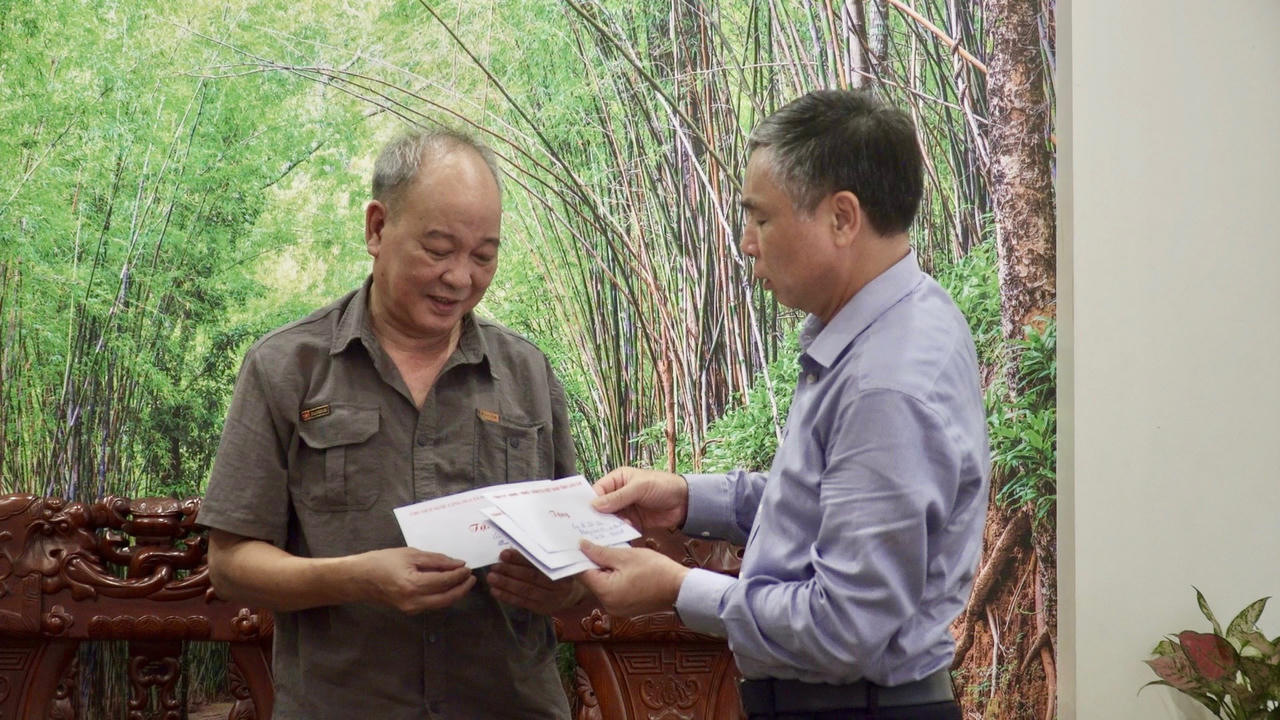 Lãnh đạo TP Lào Cai thăm, tặng quà các thương, bệnh binh, thân nhân gia đình liệt sỹ, người có công với cách mạng