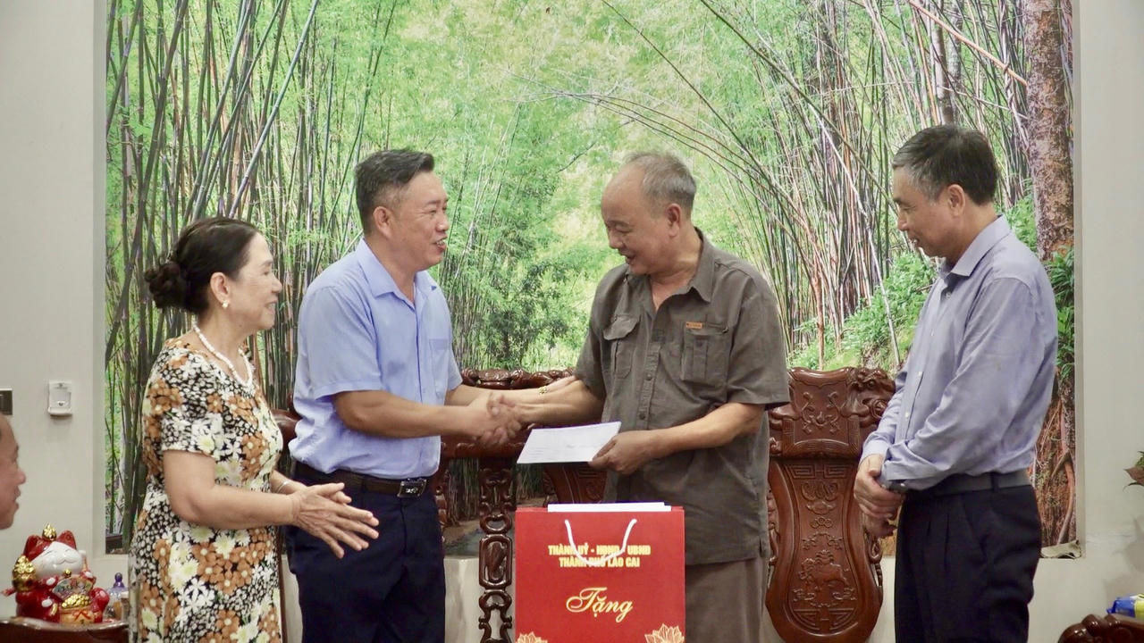 Lãnh đạo TP Lào Cai thăm, tặng quà các thương, bệnh binh, thân nhân gia đình liệt sỹ, người có công với cách mạng