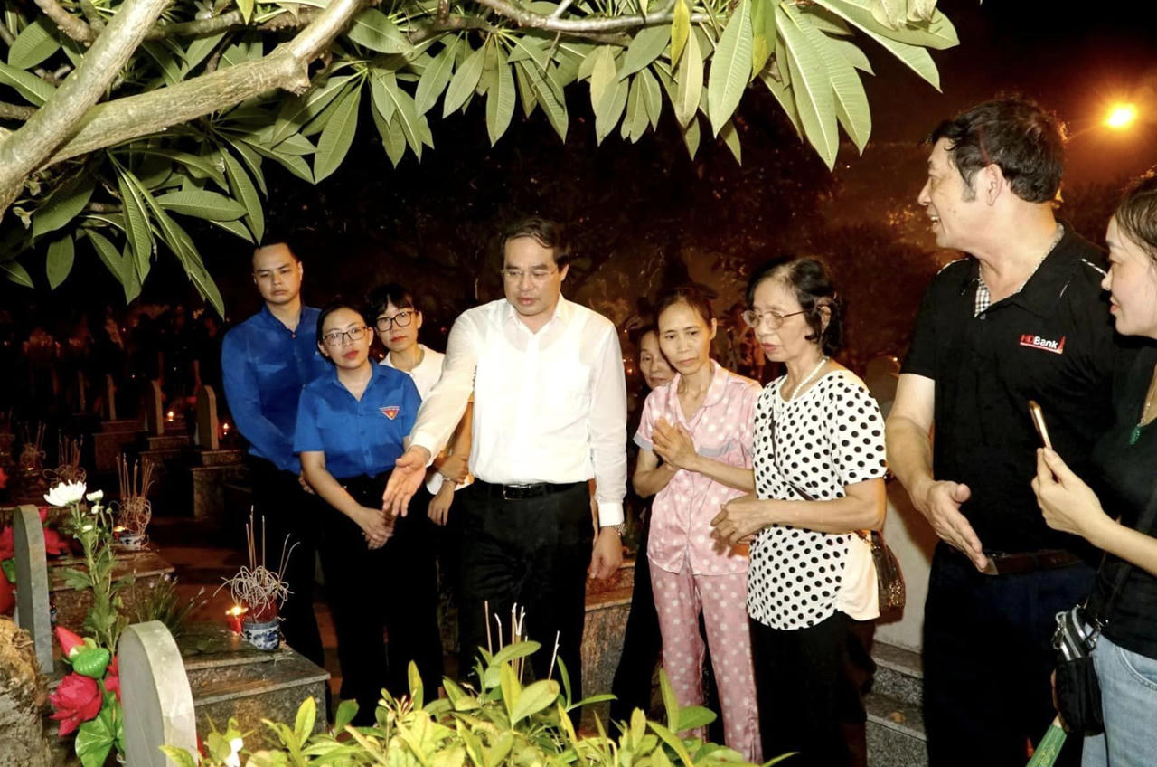 Tỉnh đoàn Lào Cai tổ chức thắp nến tri ân các anh hùng, liệt sĩ