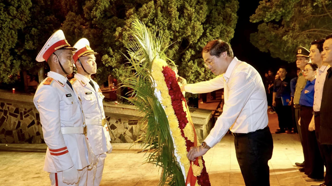 Tỉnh đoàn Lào Cai tổ chức thắp nến tri ân các anh hùng, liệt sĩ