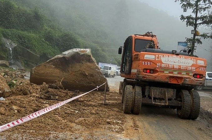 Sạt lở gây chia cắt giao thông trên Quốc lộ 4D