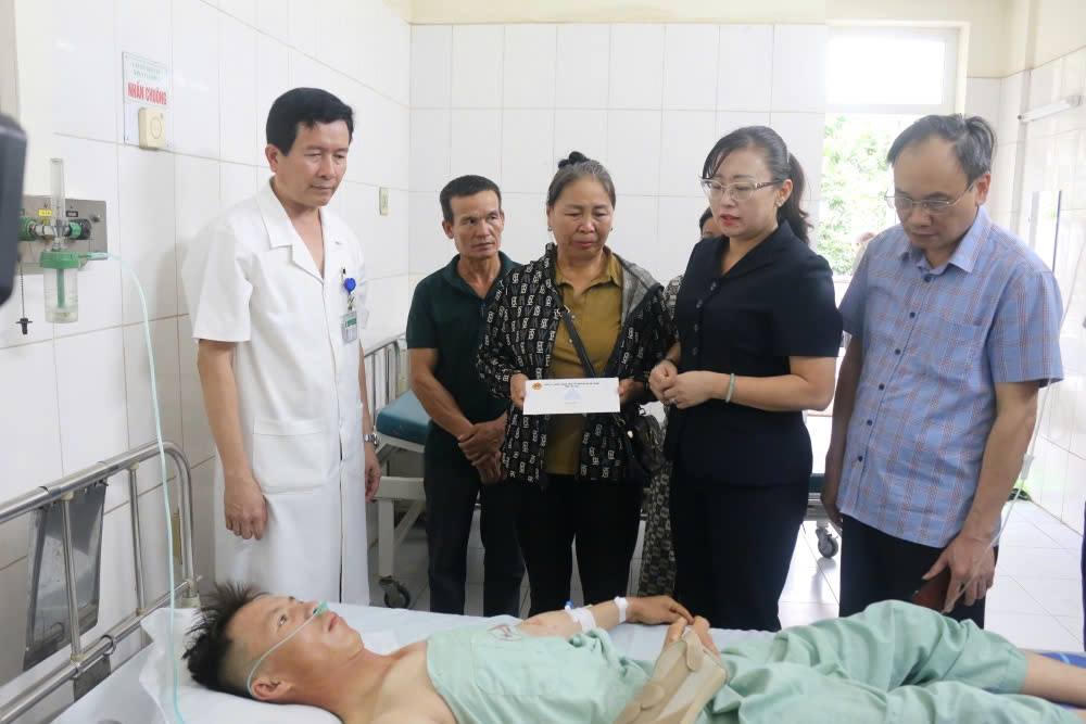 Lãnh đạo tỉnh Lào Cai thăm hỏi, động viên nạn nhân vụ đứt cáp cẩu tháp