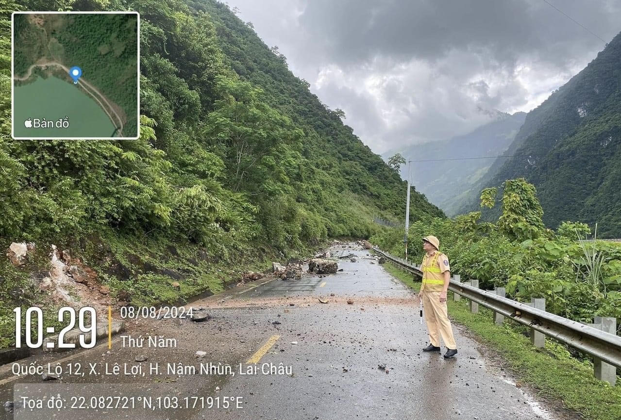 Đá lăn từ trên núi đè tài xế máy xúc tử vong