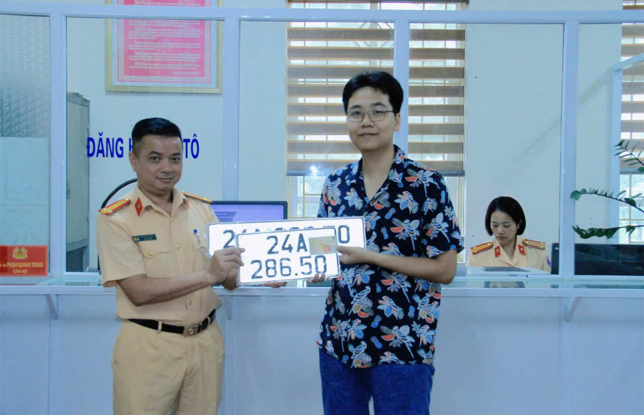 Người đầu tiên ở Lào Cai đăng xe ô tô qua dịch vụ công trực tuyến