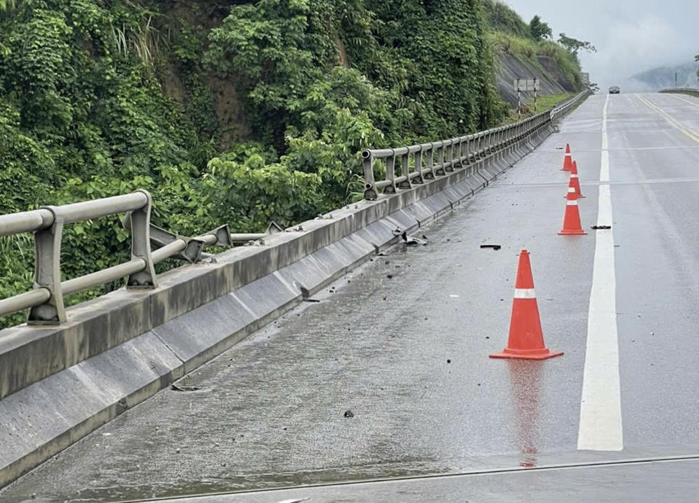 Xe tải mất lái lao xuống vực trên cao tốc Nội Bài - Lào Cai 2 người bị thương
