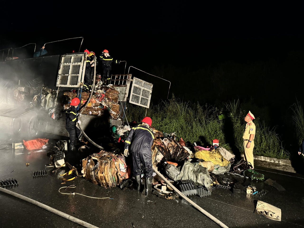 Ô tô chở phế liệu bốc cháy khi di chuyển trên đường