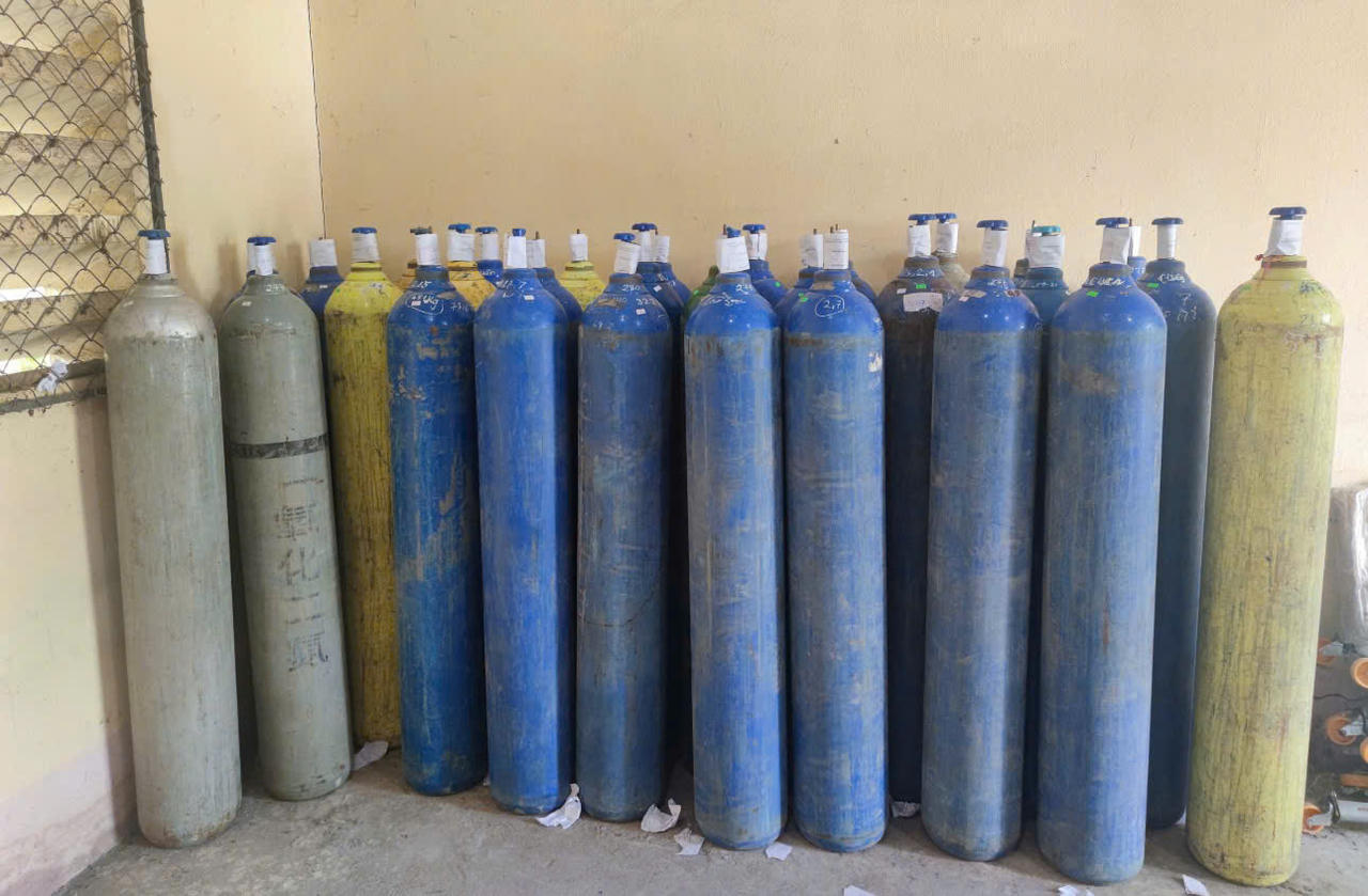 Phát hiện 30 bình khí cười không rõ nguồn gốc xuất xứ