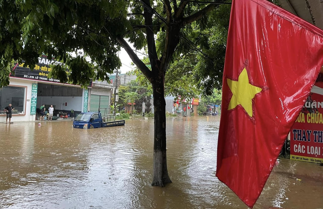 Mưa lớn gây ngập lụt nhiều tuyến phố Lào Cai