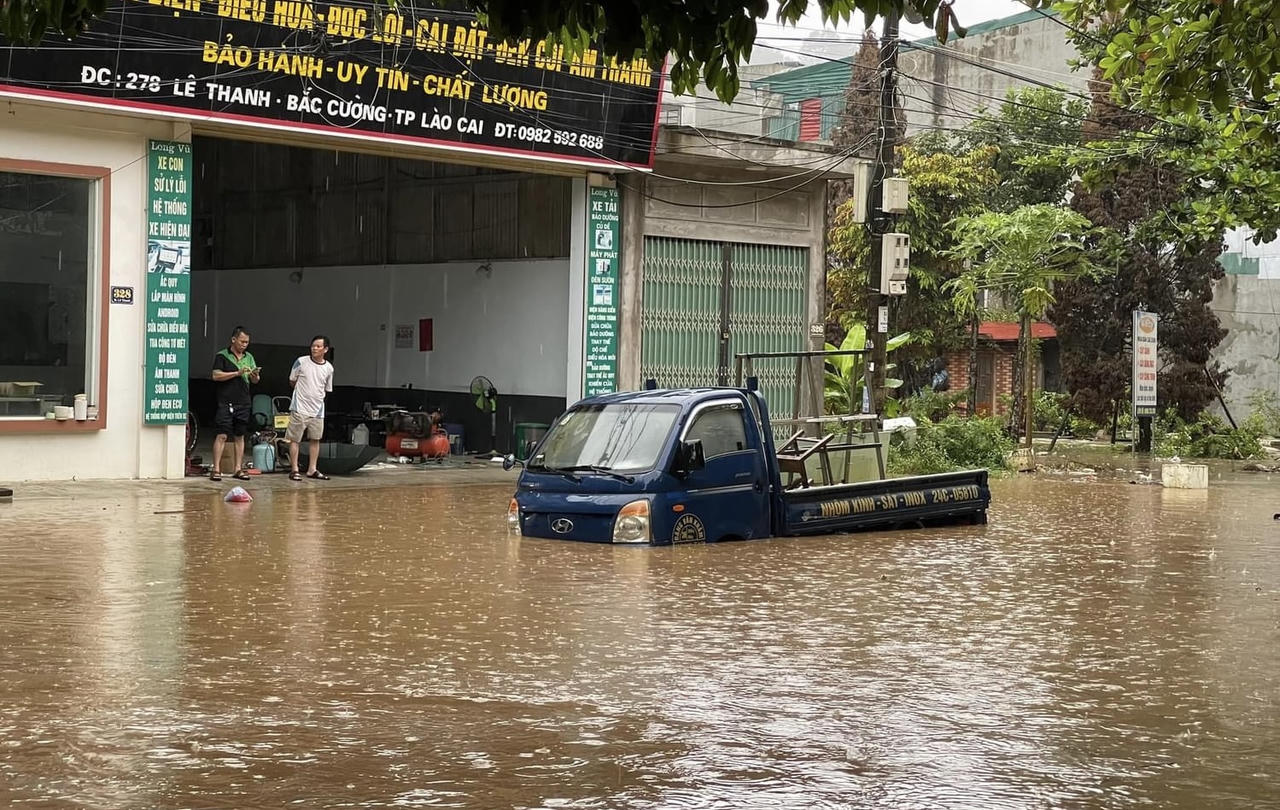 Mưa lớn gây ngập lụt nhiều tuyến phố Lào Cai