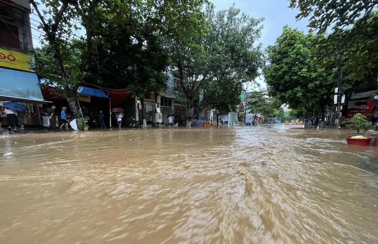 Mưa lớn gây ngập lụt nhiều tuyến phố Lào Cai