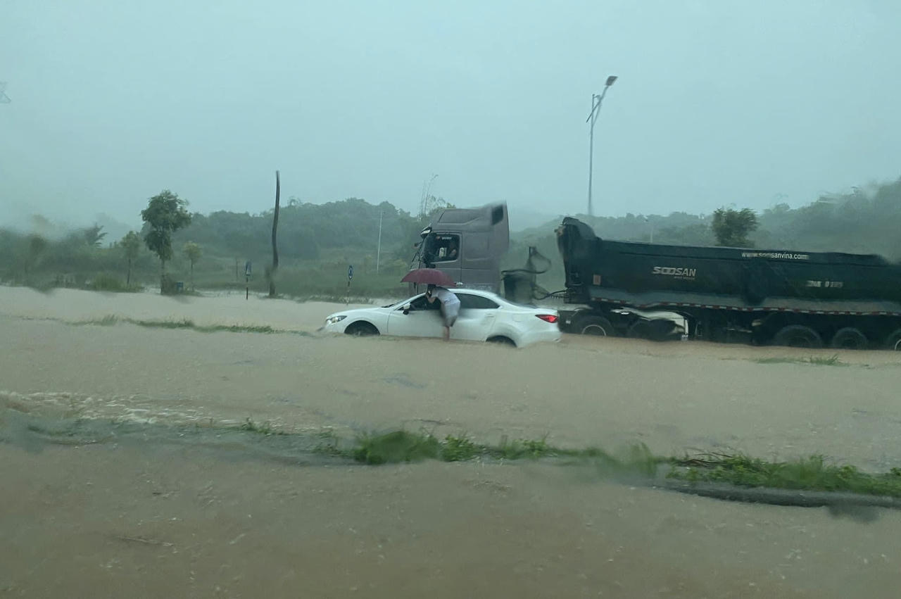 Mưa lớn gây ngập lụt nhiều tuyến phố Lào Cai