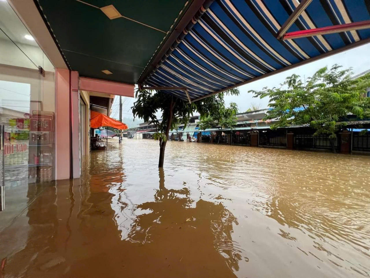 Mưa lớn gây ngập lụt nhiều tuyến phố Lào Cai