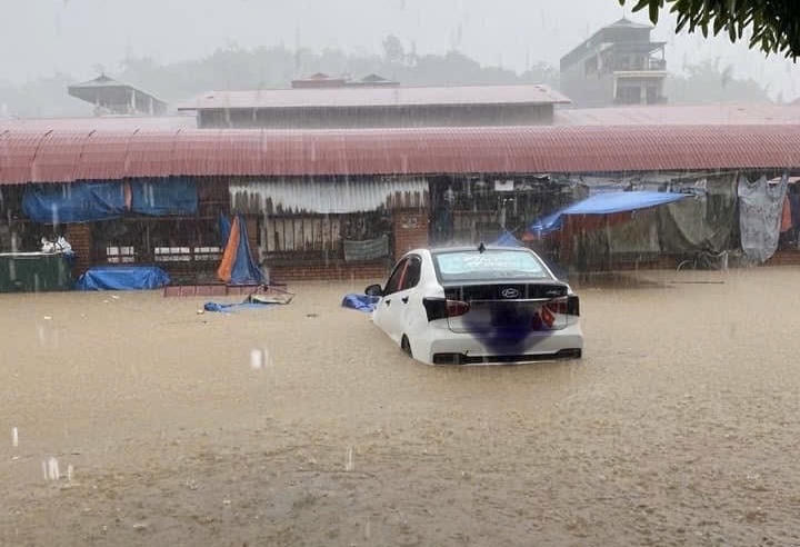 Mưa lớn gây ngập lụt nhiều tuyến phố Lào Cai