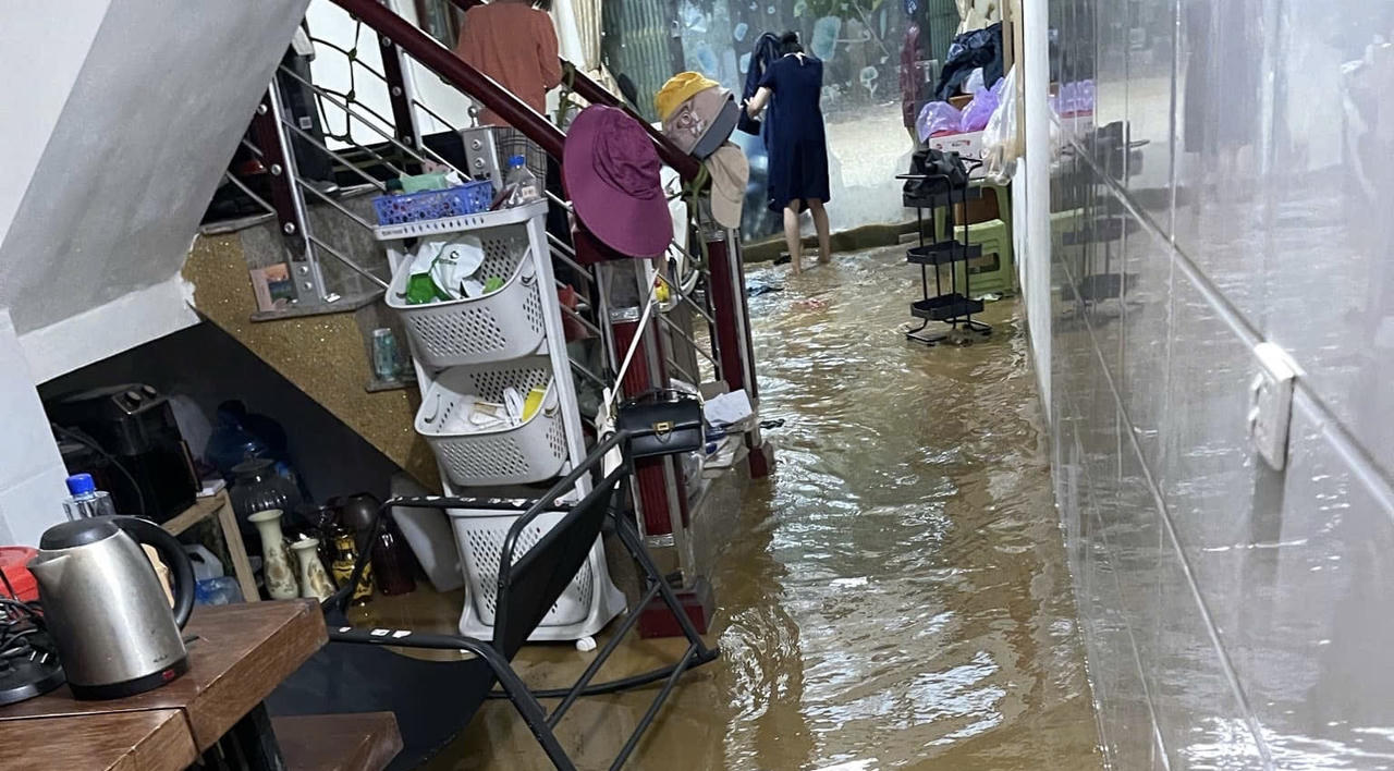 Mưa lớn gây ngập lụt nhiều tuyến phố Lào Cai