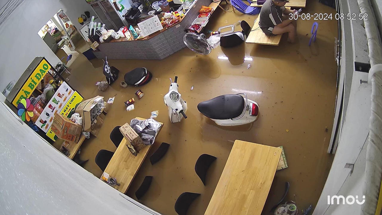 Mưa lớn gây ngập lụt nhiều tuyến phố Lào Cai