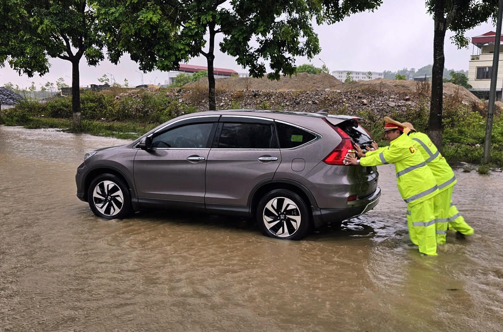 Mưa lớn gây ngập lụt nhiều tuyến phố Lào Cai