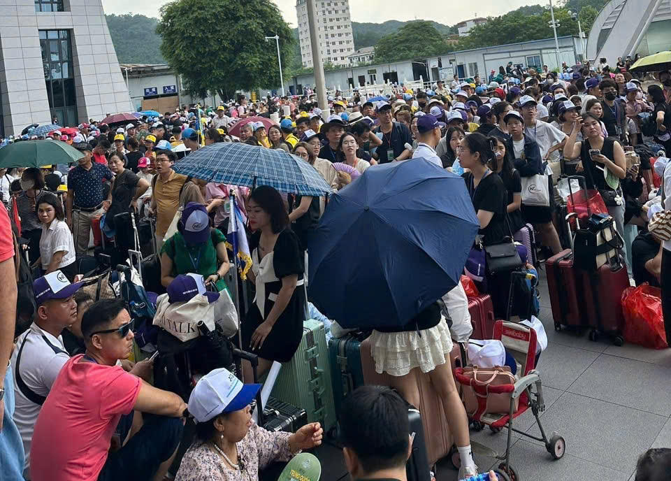 Cửa khẩu Quốc tế Lào Cai chật kín người ngày đầu nghỉ lễ 2/9