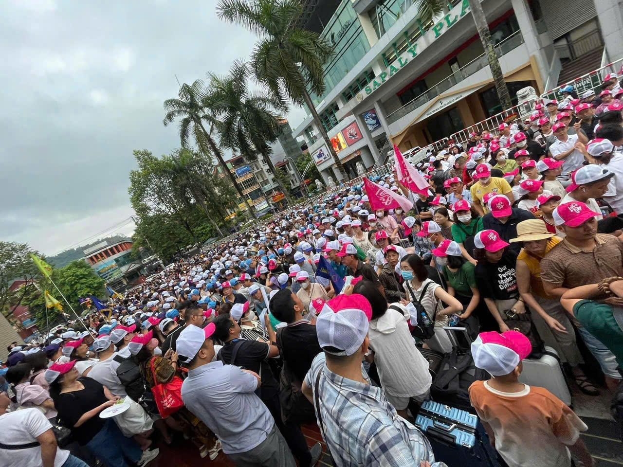 Cửa khẩu Quốc tế Lào Cai chật kín người ngày đầu nghỉ lễ 2/9