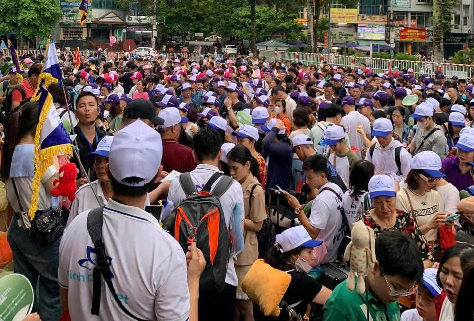 Cửa khẩu Quốc tế Lào Cai chật kín người ngày đầu nghỉ lễ 2/9