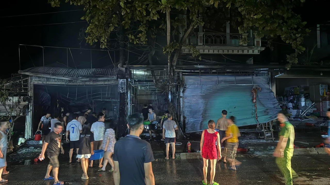 Cháy lớn thiêu rụi 3 ki-ốt bán hàng tại Lào Cai 