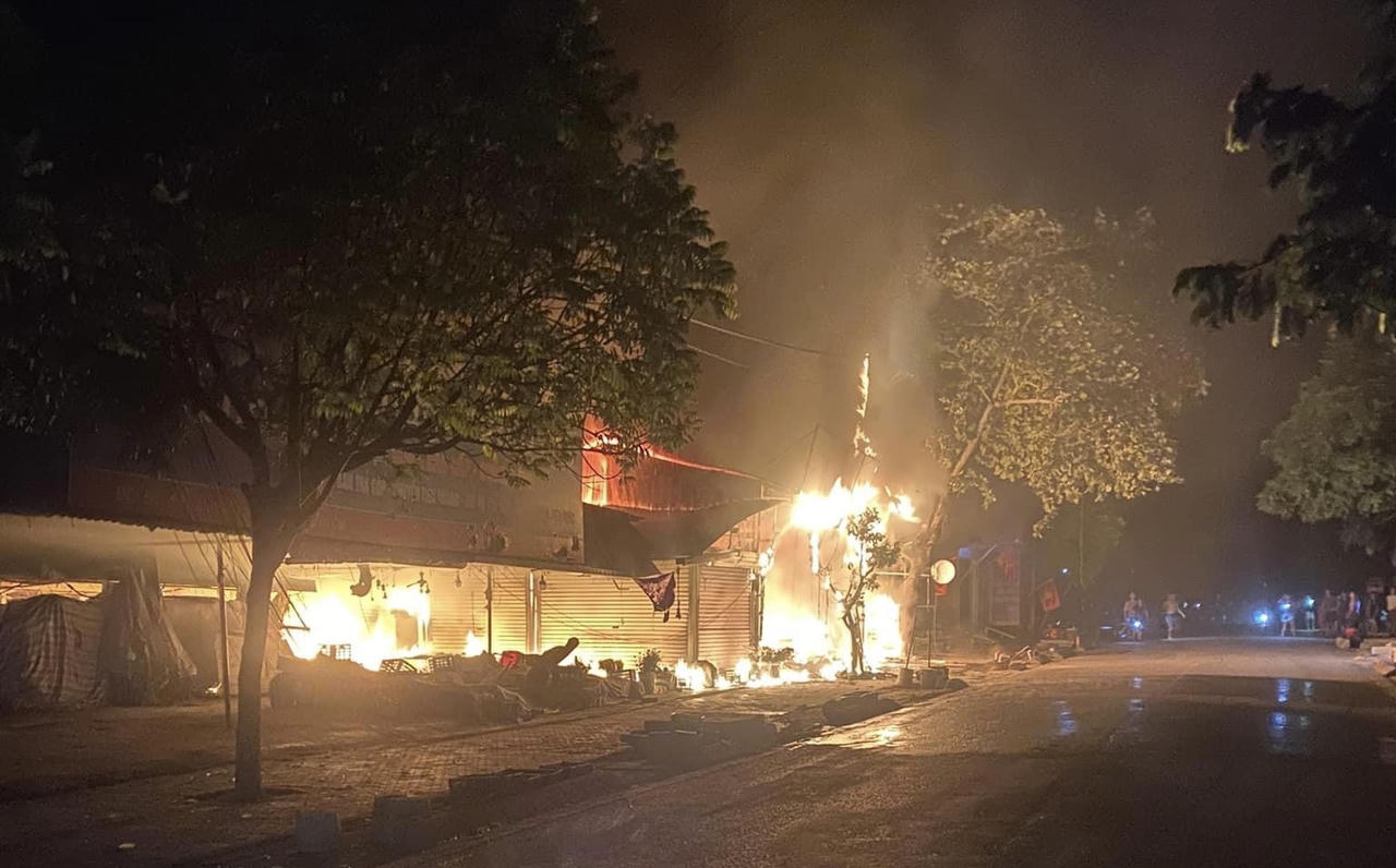 Cháy lớn thiêu rụi 3 ki-ốt bán hàng tại Lào Cai 