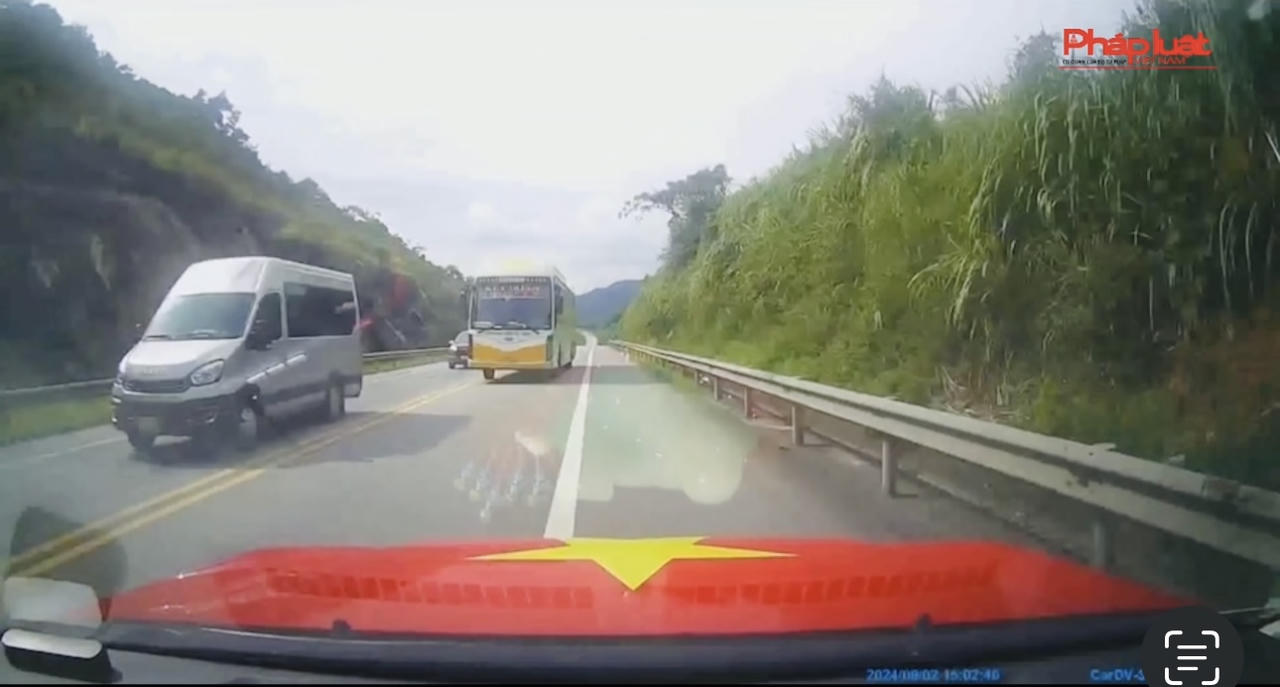 Xe khách Kết Đoàn Sunrise vượt ẩu kinh hoàng trên cao tốc Nội Bài - Lào Cai