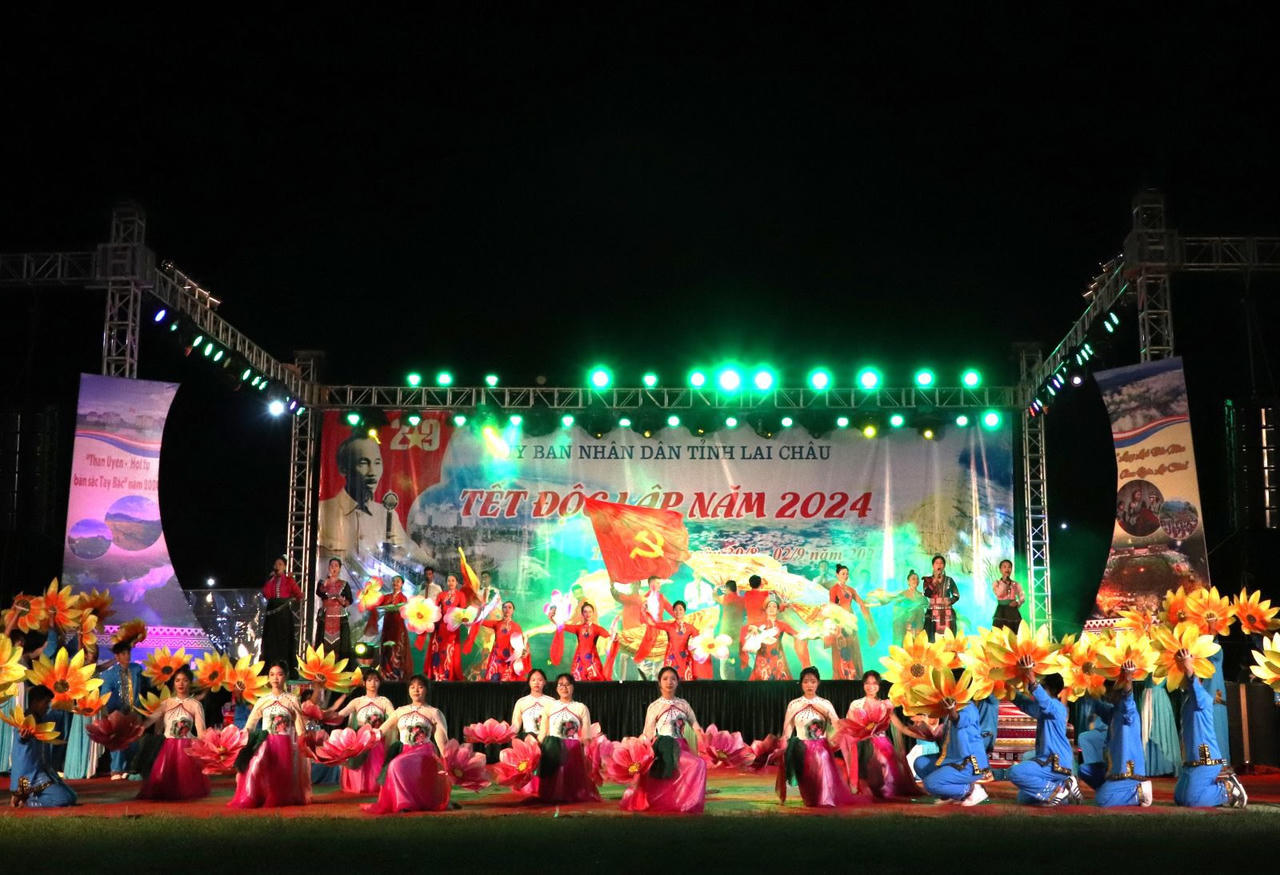 Lung linh sắc màu Than Uyên 