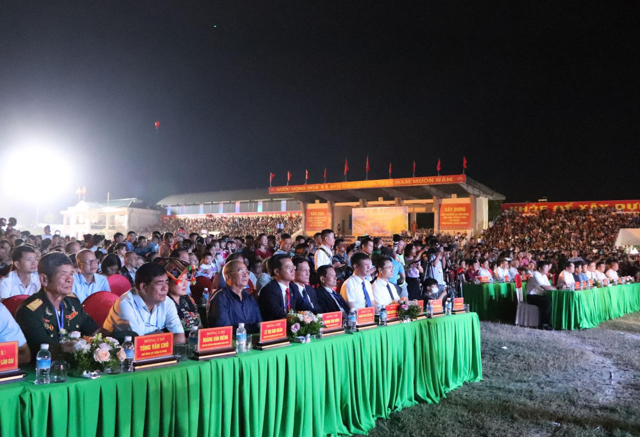 Lung linh sắc màu Than Uyên 