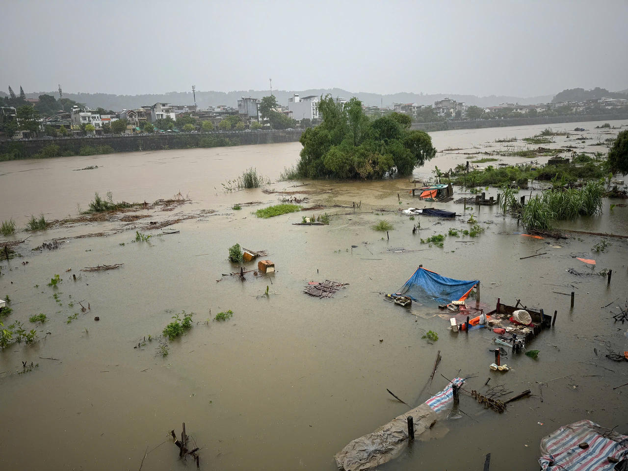 Lũ đang lên cao trên sông Hồng