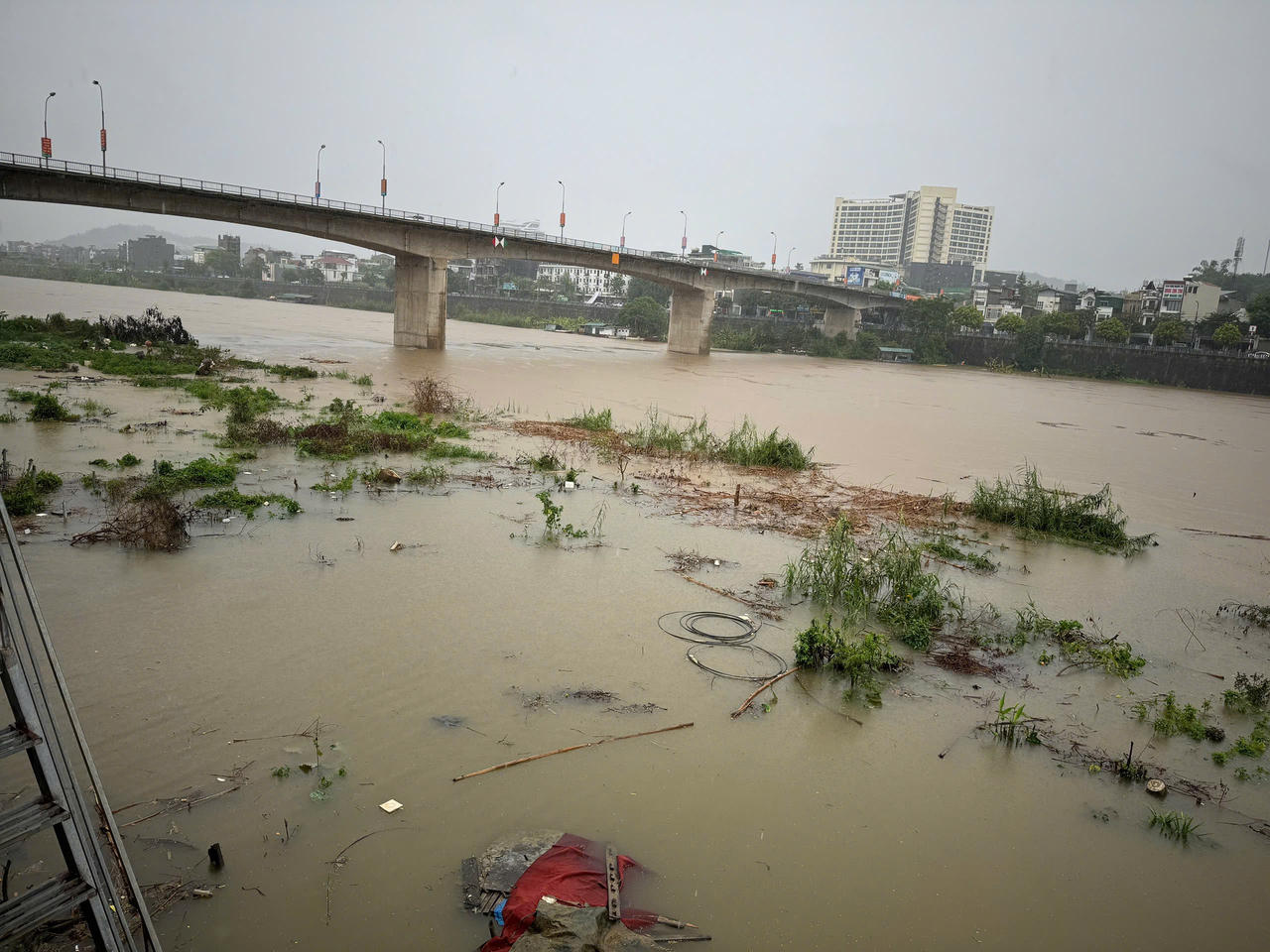 Lũ đang lên cao trên sông Hồng