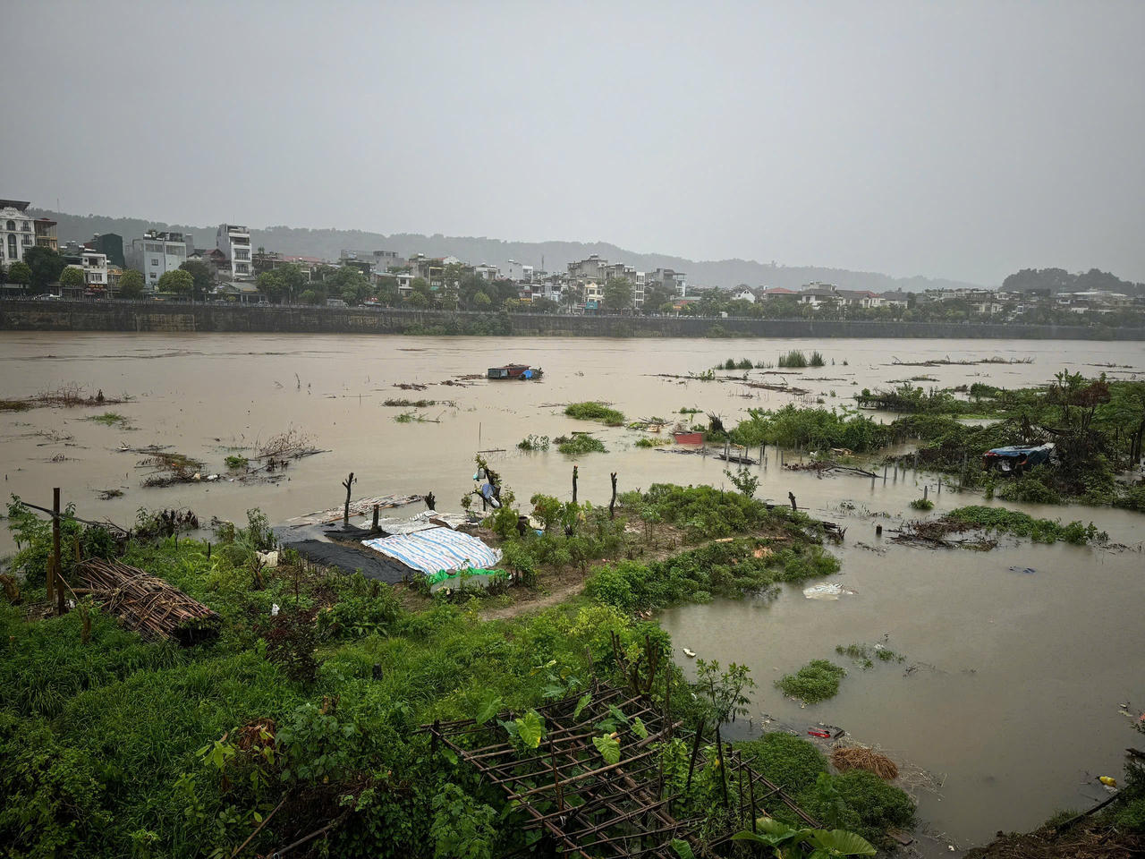 Lũ đang lên cao trên sông Hồng